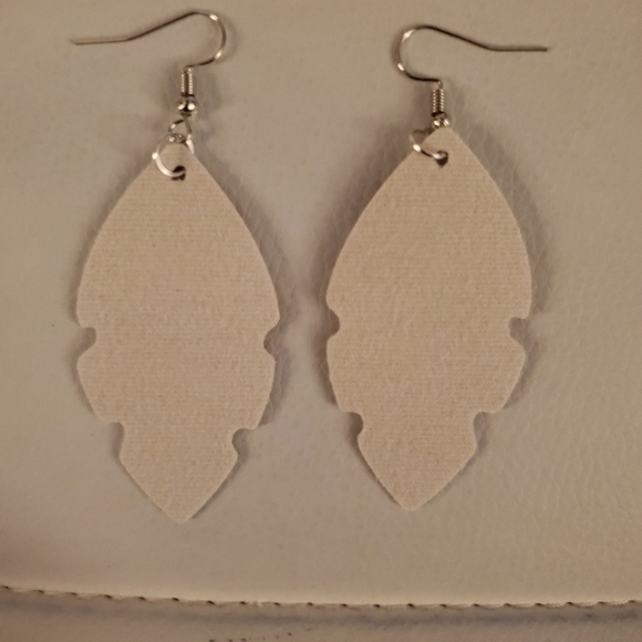 SUNFLOWER feather shaped faux leather earrings - Picture 2 of 3
